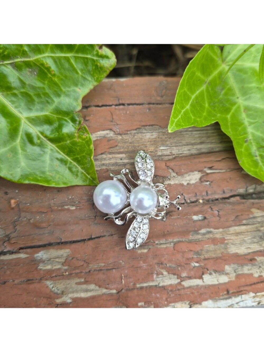 Bee-Shaped Rhinestone & Pearl Brooch - Elegant Silver-Tone Jewelry Animal Access - Picture 2 of 6